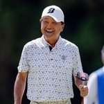 　第１日、８番でバーディーを奪い笑顔の倉本昌弘。３オーバーで６６位＝茨木ＣＣ