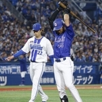 　４回、２死満塁のピンチで中日・土田（右）を空振り三振に仕留めたＤｅＮＡ・入江＝横浜