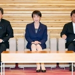 　閣議に臨む（左から）林総務相、高市首相、茂木外相＝１５日午前、首相官邸