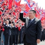 　「朝鮮職業総同盟」の大会参加者と写真に納まる北朝鮮の金正恩朝鮮労働党総書記＝１４日、平壌（朝鮮中央通信＝共同）