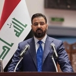 　イラク国会で演説するアリ・ザイディ氏＝１４日、バグダッド（イラク大統領府提供、ＡＰ＝共同）