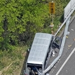 　福島県郡山市の磐越自動車道でガードレールに衝突したマイクロバス＝６日
