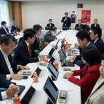 　自民党本部で開かれた、日本国旗を損壊する行為を罰する法案の制定に向けたＰＴの会合＝１５日午前、東京・永田町