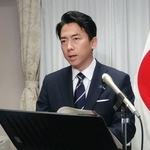 　記者会見する小泉防衛相＝１５日午前、国会