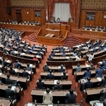 　改正環境省設置法を可決、成立した参院本会議＝１５日午前