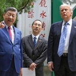 　北京の中南海を歩くトランプ米大統領（右）と中国の習近平国家主席（左）＝１５日（ＡＰ＝共同）