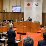 　逮捕されるなどした市議の議員報酬支給を停止する条例を可決、成立した熊本県八代市議会＝１５日午後