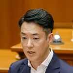 　大阪市議会で発言する横山英幸市長＝１５日午後