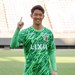 　サッカーＷ杯北中米３カ国大会に臨む日本代表に選出されポーズをとる鹿島・ＧＫ早川＝１５日、メルスタ
