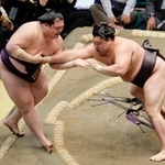 　霧島（右）が寄り切りで王鵬を下す＝両国国技館
