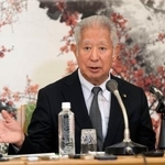　皇族数確保策に関する全体会議終了後、記者会見する森衆院議長＝１５日午後、衆院議長公邸