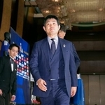 　サッカーＷ杯北中米３カ国大会に臨む日本代表メンバー発表記者会見を終え、引き揚げる森保一監督（手前）＝１５日、東京都内