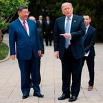 　中国訪問の日程を終え、習近平国家主席（左）と言葉を交わすトランプ米大統領＝１５日、北京の中南海（ＡＰ＝共同）