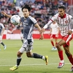 　サッカーのスペイン１部ジローナ戦でプレーするレアル・ソシエダードの久保（左）＝ジローナ（共同）