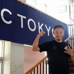 　サッカーＷ杯北中米３カ国大会に臨む日本代表に選出されポーズをとるＦＣ東京・長友＝東京都小平市