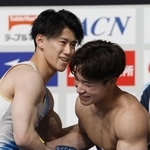 　体操ＮＨＫ杯第２日を終え、健闘をたたえ合う橋本大輝（左）と岡慎之助＝東京体育館