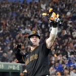 　５回、先制ソロを放ち、ベンチ前でポーズをとる巨人・キャベッジ＝東京ドーム
