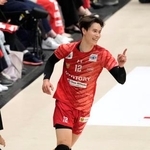 　サントリー-大阪Ｂ　第２セット、スパイクを決め笑顔のサントリー・高橋藍＝横浜アリーナ