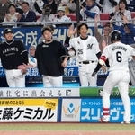 　７回、決勝３ランを放った西川（手前）を迎えるロッテナイン＝ＺＯＺＯマリン