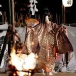 　奈良市の興福寺で行われた、古都に初夏の訪れを告げる伝統行事「薪御能」＝１５日夜
