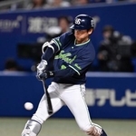 　８回ヤクルト２死二、三塁、岩田が二塁へ逆転の２点内野安打を放つ＝バンテリンドーム