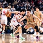 　名古屋Ｄ戦で相手をマークする琉球の岸本（右）＝沖縄サントリーアリーナ（（Ｃ）Ｂ．ＬＥＡＧＵＥ）
