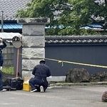 　強盗殺人事件があった女性の住宅前に集まった捜査関係者＝１５日、栃木県上三川町