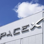 　スペースＸのロゴ＝４月、米カリフォルニア州（ゲッティ＝共同）