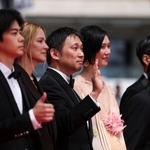 　カンヌ国際映画祭で「急に具合が悪くなる」のレッドカーペットに登場した濱口竜介監督（中央）とキャスト陣＝１５日、カンヌ（ロイター＝共同）