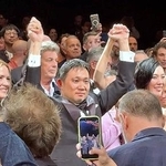 　カンヌ国際映画祭で「急に具合が悪くなる」の公式上映後、手をつないで喜びの表情を見せる（左から）ビルジニー・エフィラさん、濱口竜介監督、岡本多緒さん＝１５日、フランス・カンヌ（共同）