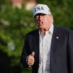 　中国から帰国し、ホワイトハウスに到着したトランプ大統領＝１５日、ワシントン（ＡＰ＝共同）