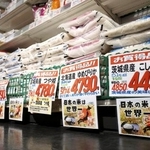 　スーパーの店頭に並んだコメ＝２０２５年４月、埼玉県越谷市