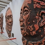 　中国四川省成都の「建川博物館」にある、毛沢東のバッジを使った展示＝４月（共同）