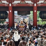 　中日を迎え、大勢の人たちでにぎわう浅草神社の三社祭＝１６日午前、東京都台東区