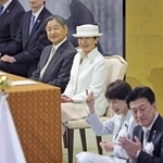 　「昭和１００年記念式典」で演奏を聞かれる天皇、皇后両陛下。（手前から）木原官房長官、高市首相＝４月、東京・日本武道館