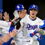 　３回、２ランを放ちナインに迎えられる中日・村松＝バンテリンドーム