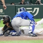 　７回巨人１死一、三塁、ダルベックの投ゴロ野選で三走平山が勝ち越しの生還。捕手松尾＝東京ドーム
