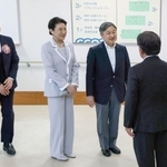 　愛媛県大洲市の長浜保健センターに到着された天皇、皇后両陛下＝１６日午後（代表撮影）