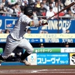 　６回ロッテ１死二、三塁、佐藤が左前に先制２点打を放つ＝ＺＯＺＯマリン