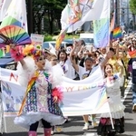 　性的少数者の権利と尊厳を守ることを求め、名古屋市中心部をパレードする人たち＝１６日午後