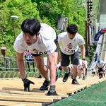 　スキージャンプ台を駆け上がる人たち＝１６日午前、札幌市の大倉山ジャンプ競技場