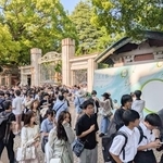 　東大の学園祭が中止となり、本郷キャンパスから退場する人たちなどで混雑する正門付近＝１６日午後、東京都文京区
