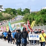 　米軍普天間飛行場周辺を歩く「平和行進」の参加者＝１６日午前、沖縄県宜野湾市