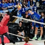 　サントリー-大阪Ｂ　第１セット、スパイクを放つ大阪Ｂ・西田＝横浜アリーナ