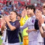 　浦和とのＰＫ戦を制しサポーターの声援に応えるＦＣ東京・長友（左端）ら＝埼玉スタジアム