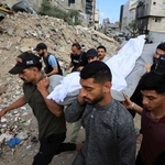 　ガザ北部ガザ市で１６日、イスラエルの空爆により殺害されたパレスチナ人の葬儀に参列する人々（ロイター＝共同）