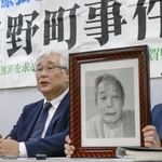 　「日野町事件」の再審開始が確定し、阪原弘さんの遺影とともに記者会見する長男の弘次さん（左）＝２月、大阪市北区