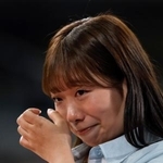 　引退セレモニーで涙を拭う芦川うららさん＝１６日、東京体育館