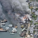 　広島県呉市の船舶解体現場で発生した火災＝１４日（共同通信社ヘリから）