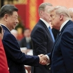 　夕食会で握手するトランプ米大統領（右）と中国の習近平国家主席＝１４日、北京の人民大会堂（ロイター＝共同）
